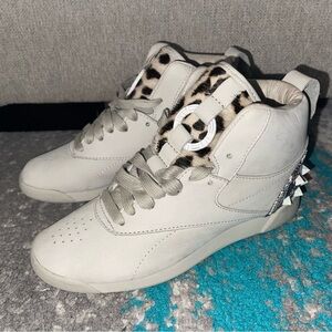 Women’s Reebok Hi x Wonder Woman - Size 5